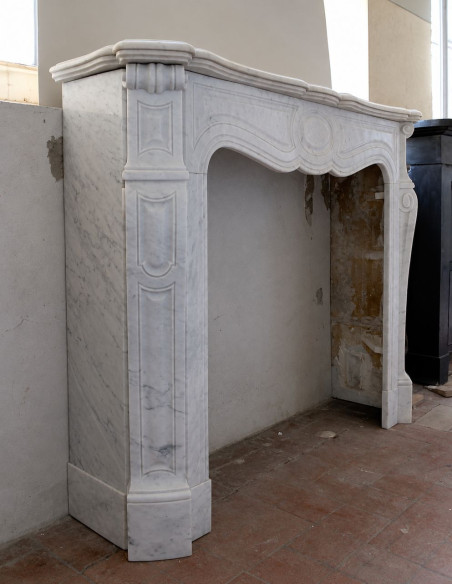 Camino antico Luigi XV "Pompadour Galbé" in marmo bianco Carrara proposto in offerta a prezzo scontato.