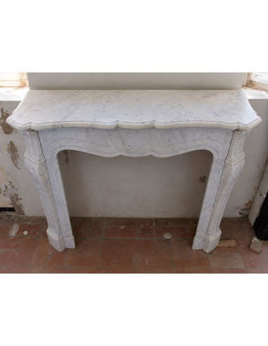 Camino antico Luigi XV "Pompadour Galbé" in marmo bianco Carrara proposto in offerta a prezzo scontato.