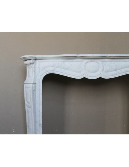 Camino antico Luigi XV “Pompadour Galbé” in marmo Bianco Carrara, iconico modello parigino dalle eleganti linee barocche.