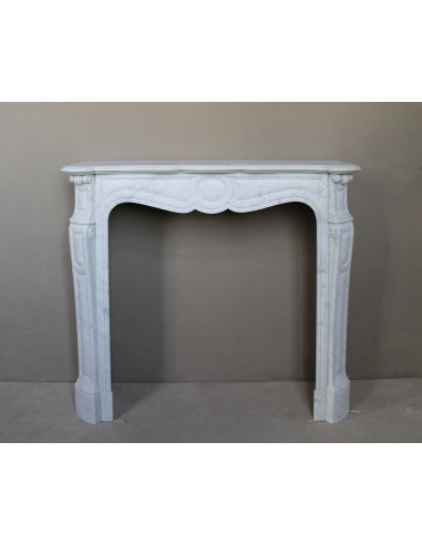 Camino antico Luigi XV “Pompadour Galbé” in marmo Bianco Carrara, iconico modello parigino dalle eleganti linee barocche.