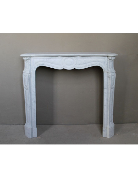 Camino antico Luigi XV “Pompadour Galbé” in marmo Bianco Carrara, iconico modello parigino dalle eleganti linee barocche.