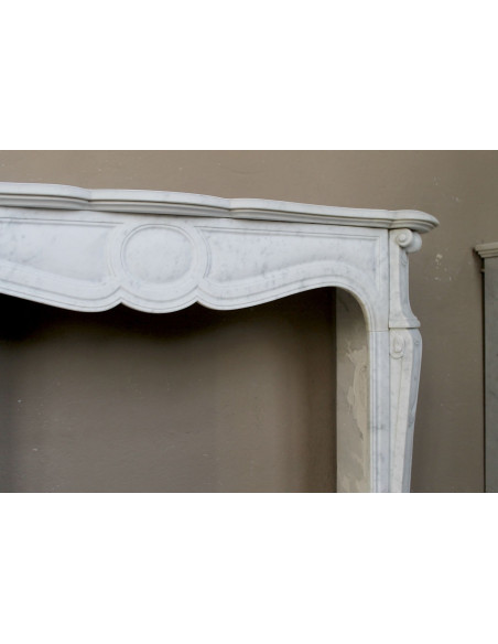 Caminetto antico autentico Luigi XV Pompadour Galbé in marmo Bianco Carrara, modello iconico simbolo di Parigi.