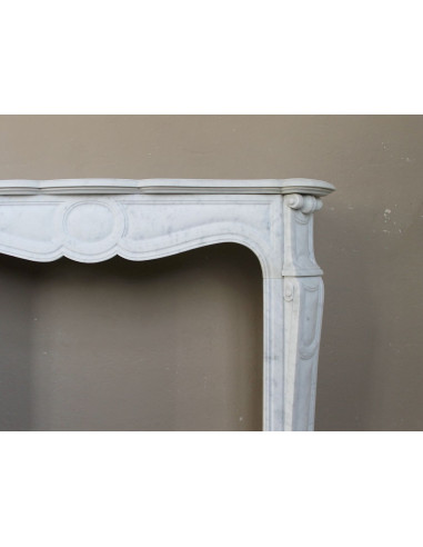 Camino antico Luigi XV “Pompadour Galbé” in marmo Bianco Carrara, iconico modello parigino dalle eleganti linee barocche.