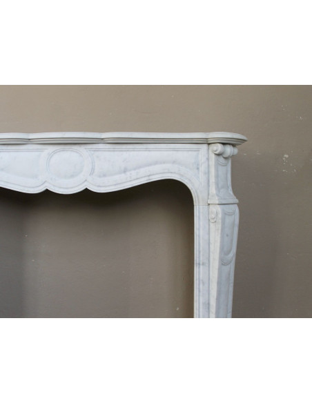 Camino antico Luigi XV “Pompadour Galbé” in marmo Bianco Carrara, iconico modello parigino dalle eleganti linee barocche.