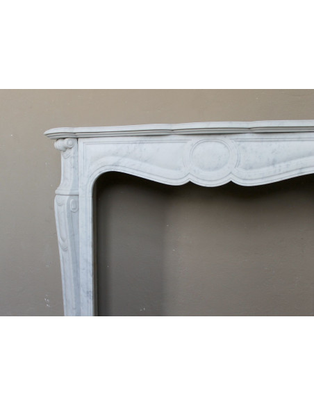 Camino antico Luigi XV “Pompadour Galbé” in marmo Bianco Carrara, iconico modello parigino dalle eleganti linee barocche.