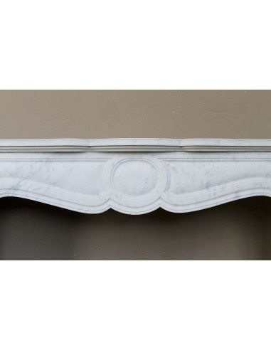 Caminetto antico autentico Luigi XV Pompadour Galbé in marmo Bianco Carrara, modello iconico simbolo di Parigi.