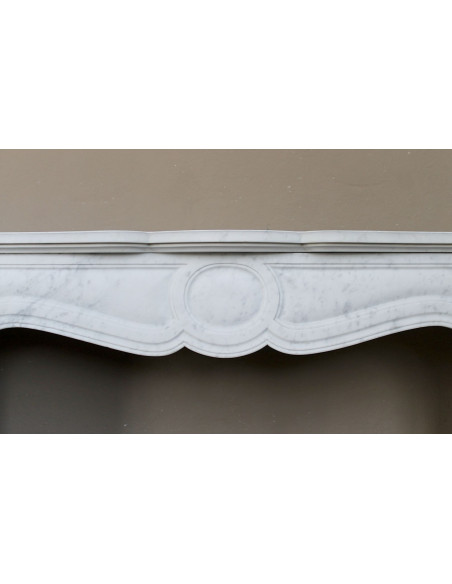 Caminetto antico autentico Luigi XV Pompadour Galbé in marmo Bianco Carrara, modello iconico simbolo di Parigi.