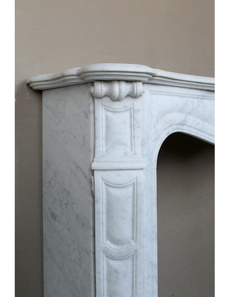 Caminetto antico autentico Luigi XV Pompadour Galbé in marmo Bianco Carrara, modello iconico simbolo di Parigi.