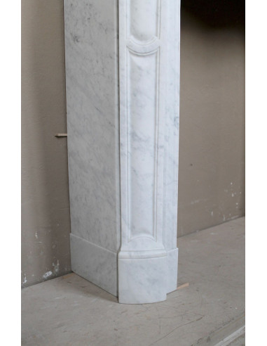 Caminetto antico autentico Luigi XV Pompadour Galbé in marmo Bianco Carrara, modello iconico simbolo di Parigi.