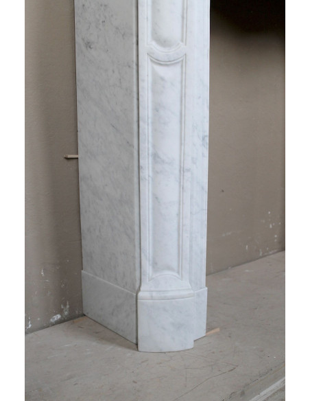 Caminetto antico autentico Luigi XV Pompadour Galbé in marmo Bianco Carrara, modello iconico simbolo di Parigi.