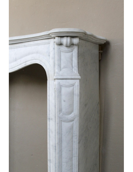 Caminetto antico autentico Luigi XV Pompadour Galbé in marmo Bianco Carrara, modello iconico simbolo di Parigi.