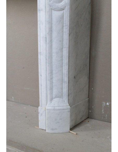 Caminetto antico autentico Luigi XV Pompadour Galbé in marmo Bianco Carrara, modello iconico simbolo di Parigi.