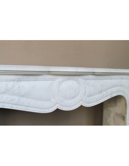 Caminetto antico autentico Luigi XV Pompadour Galbé in marmo Bianco Carrara, modello iconico simbolo di Parigi.