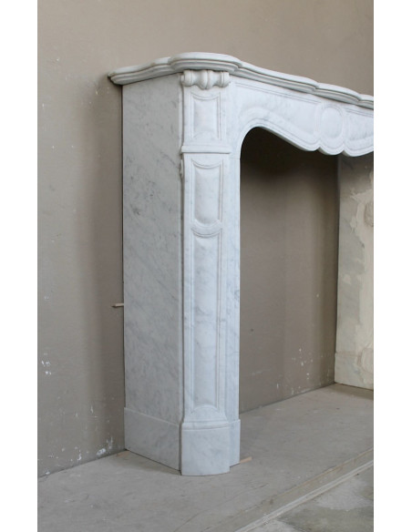 Caminetto antico autentico Luigi XV Pompadour Galbé in marmo Bianco Carrara, modello iconico simbolo di Parigi.