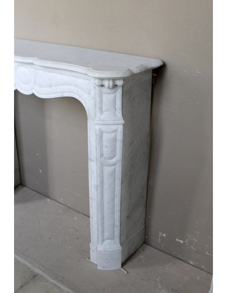 Caminetto antico autentico Luigi XV Pompadour Galbé in marmo Bianco Carrara, modello iconico simbolo di Parigi.