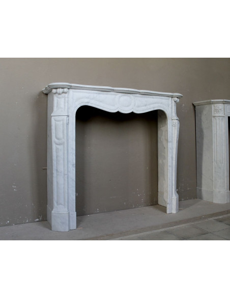Camino antico Luigi XV “Pompadour Galbé” in marmo Bianco Carrara, iconico modello parigino dalle eleganti linee barocche.