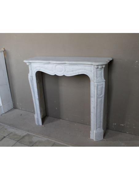 Camino antico Luigi XV “Pompadour Galbé” in marmo Bianco Carrara, iconico modello parigino dalle eleganti linee barocche.