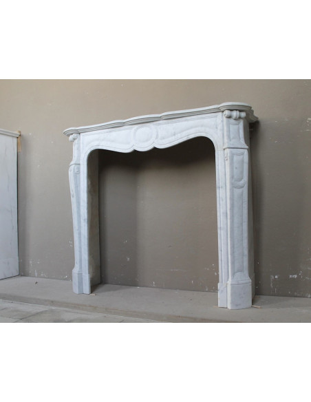 Camino antico Luigi XV “Pompadour Galbé” in marmo Bianco Carrara, iconico modello parigino dalle eleganti linee barocche.