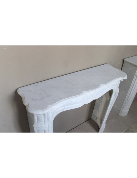 Caminetto antico autentico Luigi XV Pompadour Galbé in marmo Bianco Carrara, modello iconico simbolo di Parigi.