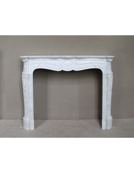 Camino antico Luigi XV “Pompadour Galbé” in marmo Bianco Carrara, classico modello parigino dell’Ottocento dalle linee barocche.
