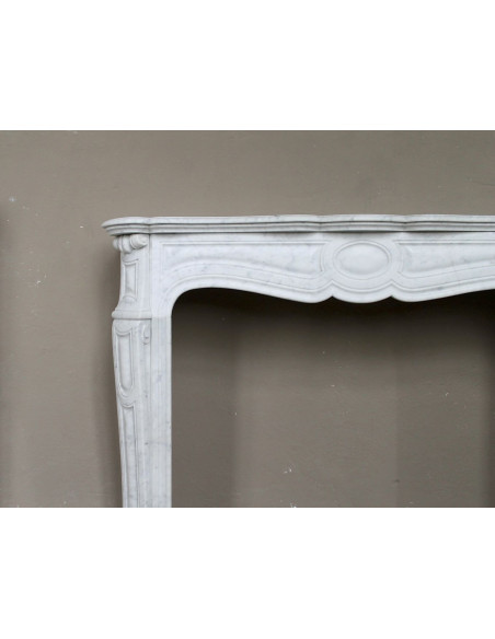 Camino antico Luigi XV “Pompadour Galbé” in marmo Bianco Carrara, classico modello parigino dell’Ottocento dalle linee barocche.