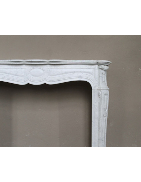 Camino antico Luigi XV “Pompadour Galbé” in marmo Bianco Carrara, classico modello parigino dell’Ottocento dalle linee barocche.