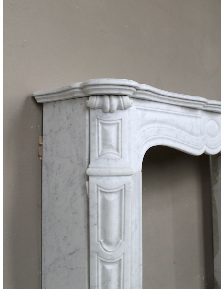 Camino antico Luigi XV “Pompadour Galbé” in marmo Bianco Carrara, classico modello parigino dell’Ottocento dalle linee barocche.
