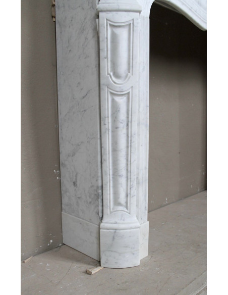 Camino antico Luigi XV “Pompadour Galbé” in marmo Bianco Carrara, classico modello parigino dell’Ottocento dalle linee barocche.