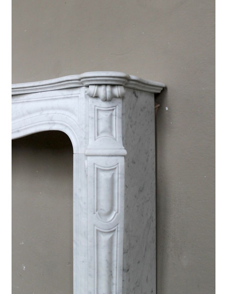Camino antico Luigi XV “Pompadour Galbé” in marmo Bianco Carrara, classico modello parigino dell’Ottocento dalle linee barocche.