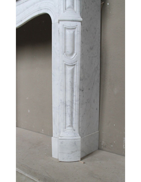 Camino antico Luigi XV “Pompadour Galbé” in marmo Bianco Carrara, classico modello parigino dell’Ottocento dalle linee barocche.
