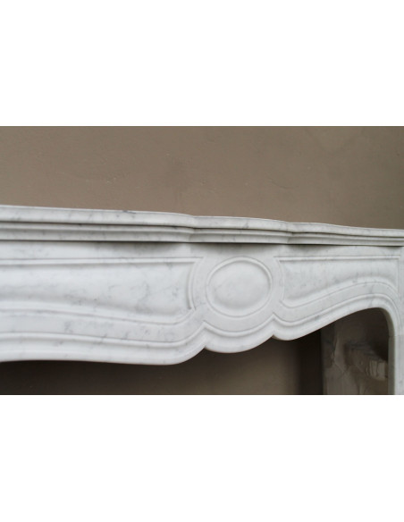 Camino antico Luigi XV “Pompadour Galbé” in marmo Bianco Carrara, classico modello parigino dell’Ottocento dalle linee barocche.