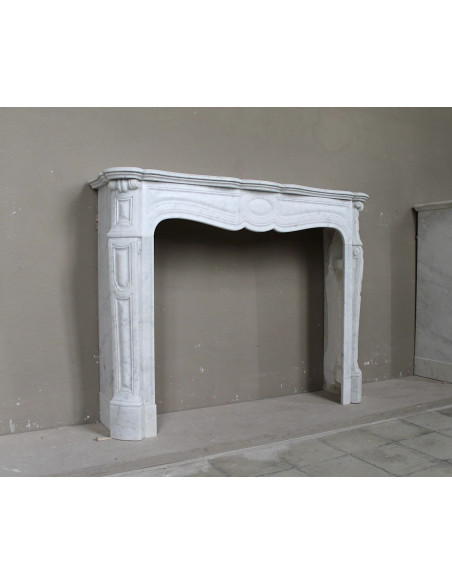 Camino antico Luigi XV “Pompadour Galbé” in marmo Bianco Carrara, classico modello parigino dell’Ottocento dalle linee barocche.