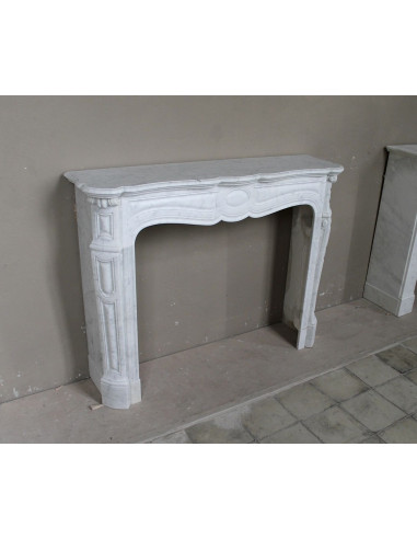 Camino antico Luigi XV “Pompadour Galbé” in marmo Bianco Carrara, classico modello parigino dell’Ottocento dalle linee barocche.