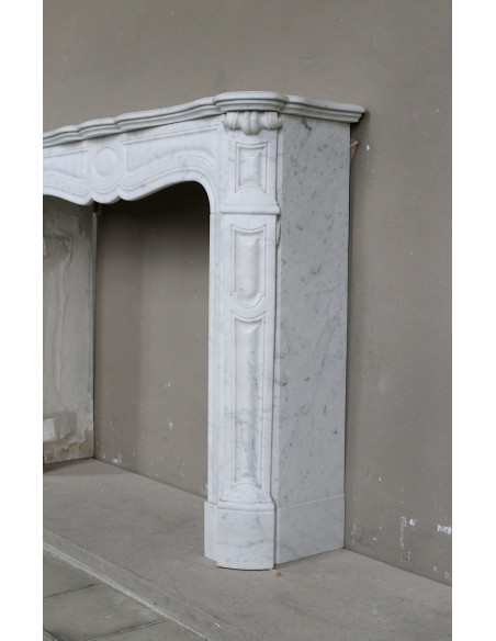 Camino antico Luigi XV “Pompadour Galbé” in marmo Bianco Carrara, classico modello parigino dell’Ottocento dalle linee barocche.