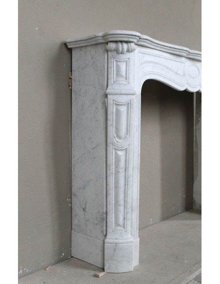 Camino antico Luigi XV “Pompadour Galbé” in marmo Bianco Carrara, classico modello parigino dell’Ottocento dalle linee barocche.