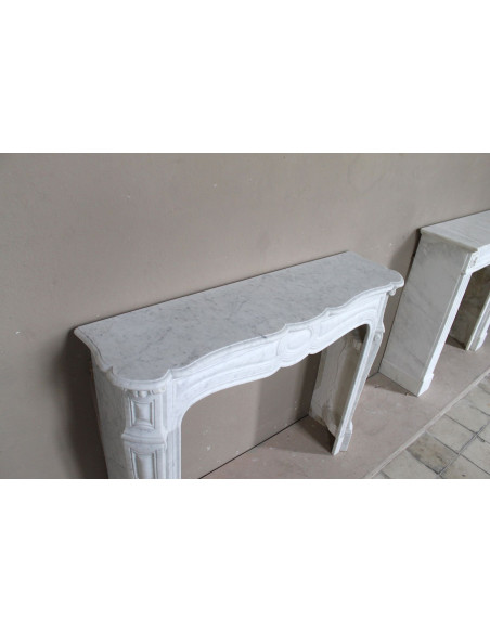 Camino antico Luigi XV “Pompadour Galbé” in marmo Bianco Carrara, classico modello parigino dell’Ottocento dalle linee barocche.