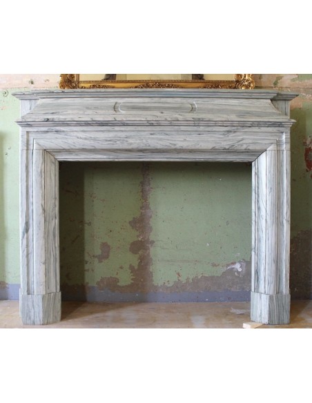 Camino antico in marmo detto "Boudin Versailles" scolpito nella seconda metà dell'Ottocento.