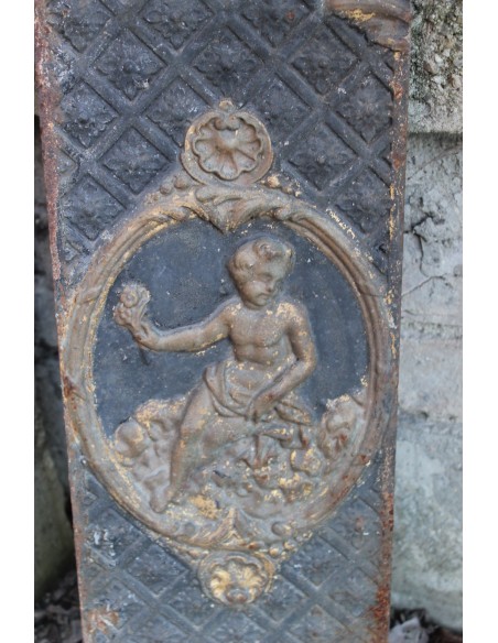 CG 002 FANTASTICO CONTROCUORE CAMINO NEOCLASSICO  CON DECORAZIONE DI PUTTI AL GIOCO