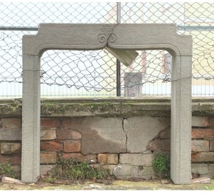 Piccolo e grazioso caminetto scolpito a mano in pietra di Sarnico d'epoca novecentesca, offerto a prezzo scontato.