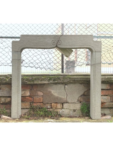 Piccolo e grazioso caminetto scolpito a mano in pietra di Sarnico d'epoca novecentesca, offerto a prezzo scontato.