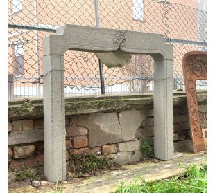 Piccolo e grazioso caminetto scolpito a mano in pietra di Sarnico d'epoca novecentesca, offerto a prezzo scontato. 2