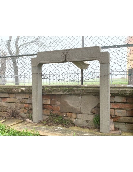 946 OCC PICCOLO E GRAZIOSO CAMINETTO SCOLPITO A MANO IN PIETRA DI  SARNICO