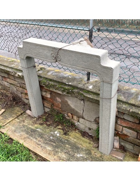 946 OCC PICCOLO E GRAZIOSO CAMINETTO SCOLPITO A MANO IN PIETRA DI  SARNICO