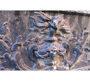 Controcuore antico d'epoca ottocentesca e stile Luigi XIV in ghisa d'arte per camino in marmo. 2