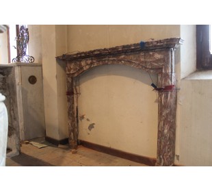 Caminetto Luigi XIV italiano "Cappello di Gendarme" scolpito in Onice Rosso e da noi proposto in offerta a prezzo scontato.