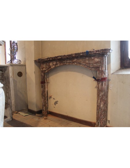 Caminetto Luigi XIV italiano "Cappello di Gendarme" scolpito in Onice Rosso e da noi proposto in offerta a prezzo scontato.