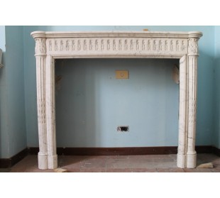 Camino antico in marmo bianco con colonne scanalate e capitelli corinzi. Questo caminetto è stato scolpito in Italia