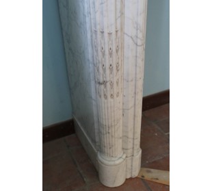 Camino antico in marmo bianco con colonne scanalate e capitelli corinzi. Questo caminetto è stato scolpito in Italia 2