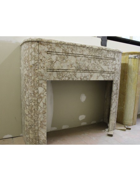 Camino antico di stile ed epoca Art Deco scolpito in un marmo di colore beige di cava non censita