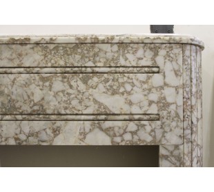 Camino antico di stile ed epoca Art Deco scolpito in un marmo di colore beige di cava non censita 2